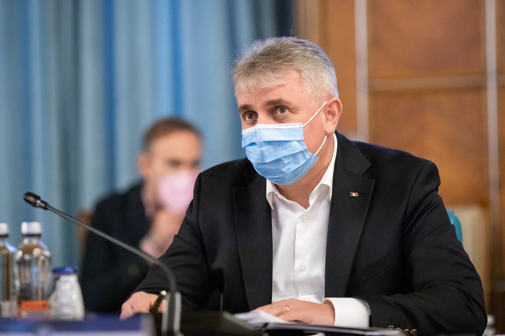 Ce înțelege statul prin zone aglomerate? Bode: „Chiar dacă te plimbi singur în zona respectivă, purtarea măștii este obligatorie”