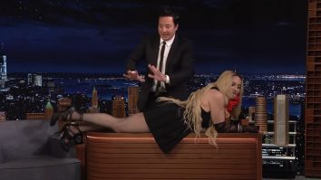 VIDEO. Madonna și-a ridicat rochia în direct, într-o emisiune de televiziune. Reacția prezentatorului