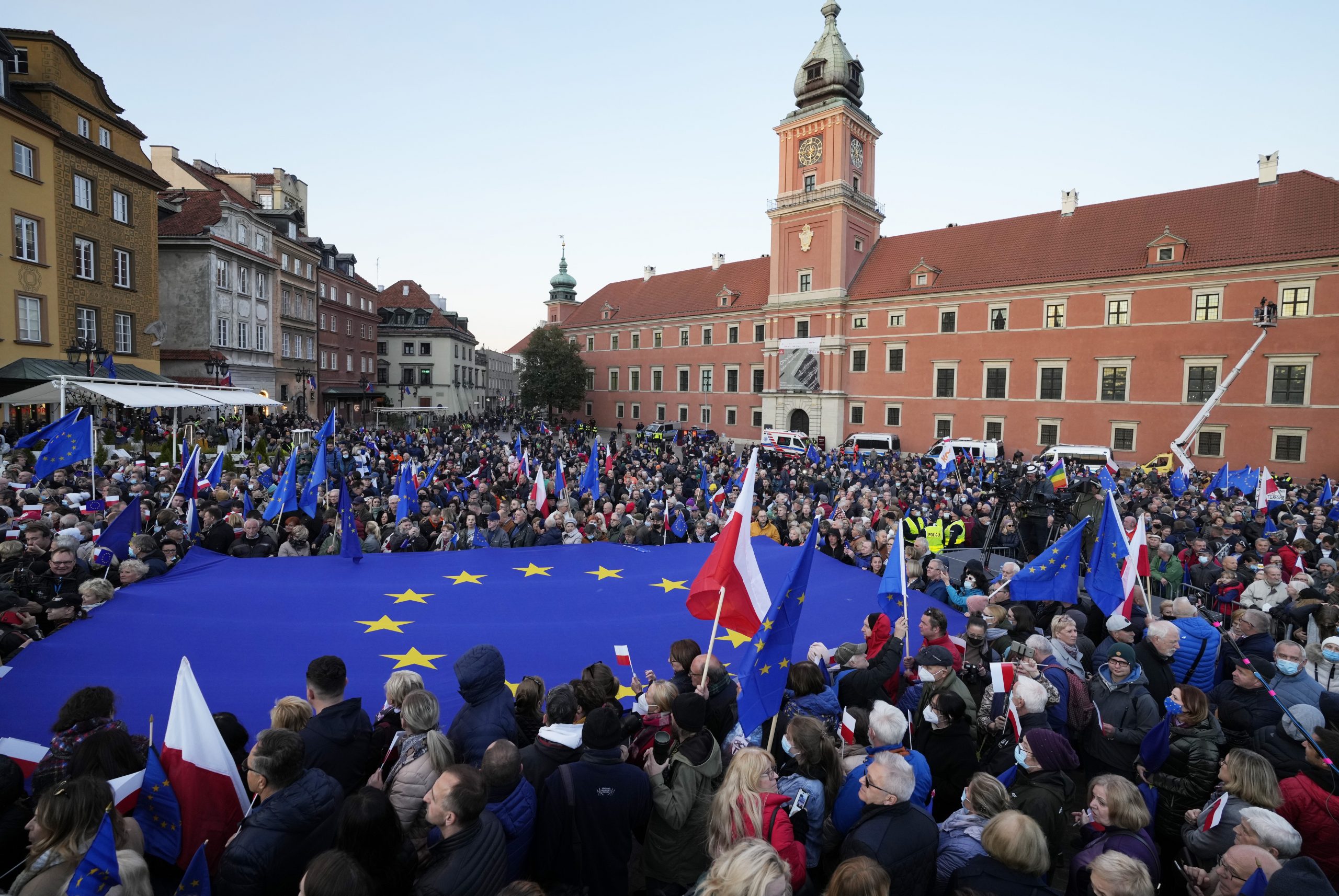 „Brexitul se poate întâmpla aici”. Peste 100.000 de polonezi au manifestat pentru rămânerea în UE