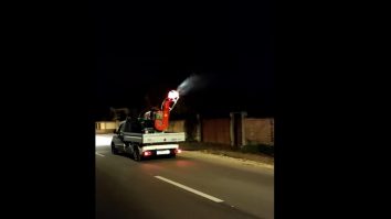 Fotografie virală. Mai mulți oameni, speriați de o mașină care făcea dezinsecție, în Brașov. „Împrăştie Covid-ul, aşa ne omoară”