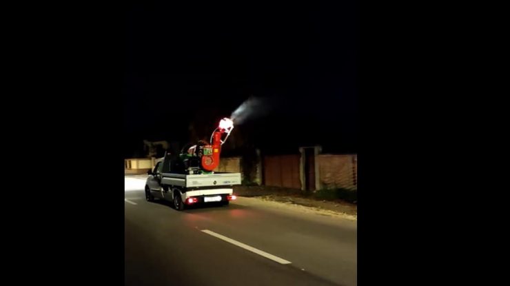 Fotografie virală. Mai mulți oameni, speriați de o mașină care făcea dezinsecție, în Brașov. „Împrăştie Covid-ul, aşa ne omoară”