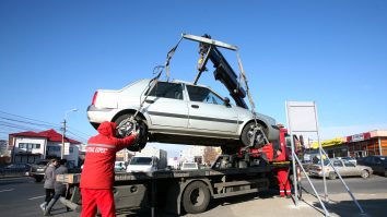 Propunere adoptată tacit de Senat: Amenzi usturătoare pentru şoferii care parchează pe trotuar