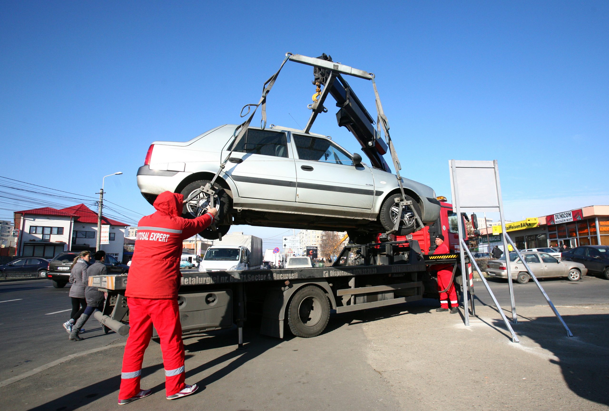 Propunere adoptată tacit de Senat: Amenzi usturătoare pentru şoferii care parchează pe trotuar
