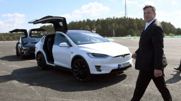 elon musk langa o masina tesla