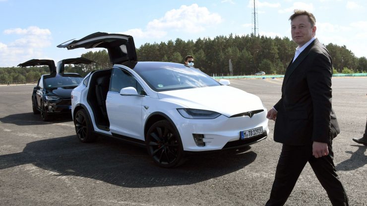 elon musk langa o masina tesla