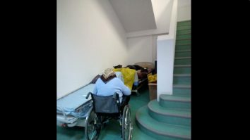 Imaginea suprasolicitării sistemului de Sănătate: Pacienții sunt tratați pe holuri pentru că nu mai au loc în saloane. FOTO