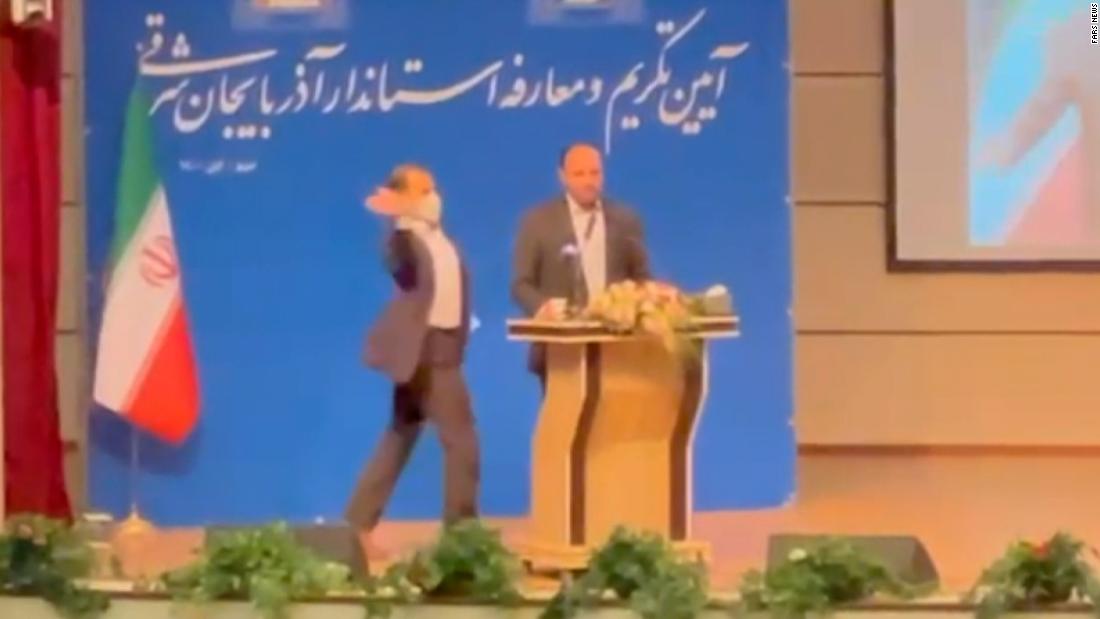 VIDEO. Un guvernator din Iran, pălmuit în public. Motivul atacului ar avea legătură cu vaccinarea