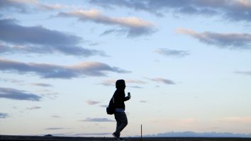 o femeie merge la lasatul intunericului