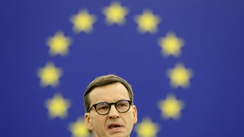 Premierul polonez, Mateusz Morawiecki, acuză UE că ameninţă Polonia cu „pistolul la tâmplă”. CE denunţă „retorica beligerantă”