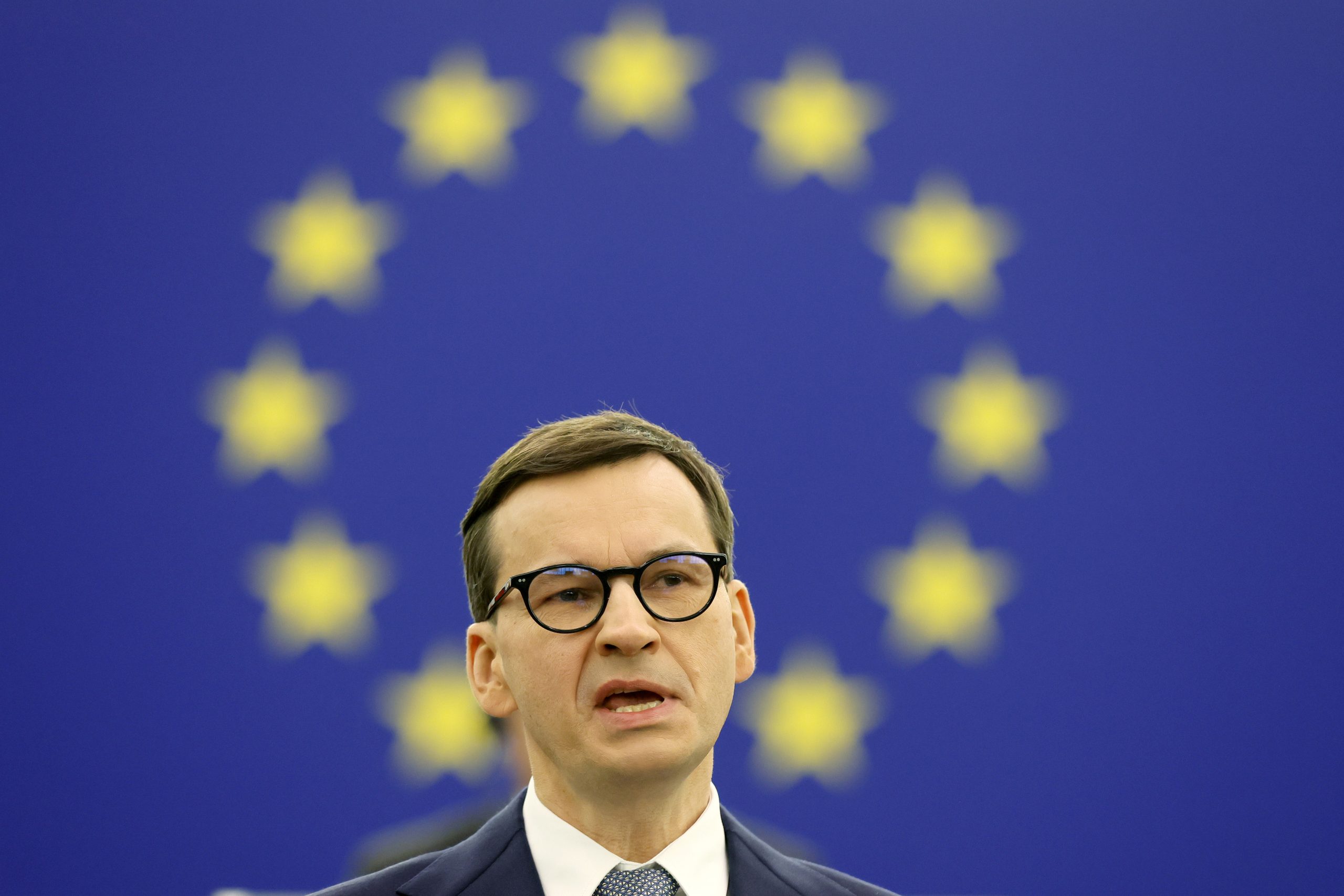 Premierul polonez, Mateusz Morawiecki, acuză UE că ameninţă Polonia cu „pistolul la tâmplă”. CE denunţă „retorica beligerantă”