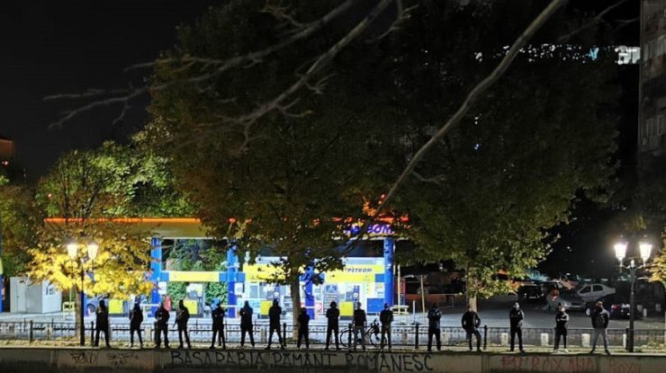 Antivacciniştii mărşăluiesc prin centrul Bucureştiului. Manifestanţii flutură steaguri tricolore