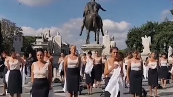 Protest inedit în Italia. Fostele stewardese Alitalia s-au dezbrăcat în centrul Romei. VIDEO