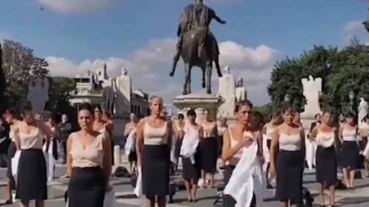 Protest inedit în Italia. Fostele stewardese Alitalia s-au dezbrăcat în centrul Romei. VIDEO