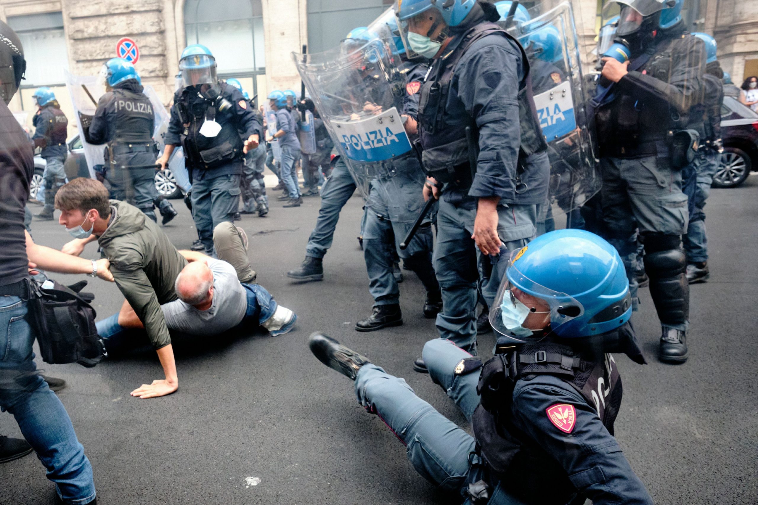 Liderii protestelor violente de la Roma, împotriva certificatului verde, au fost arestaţi