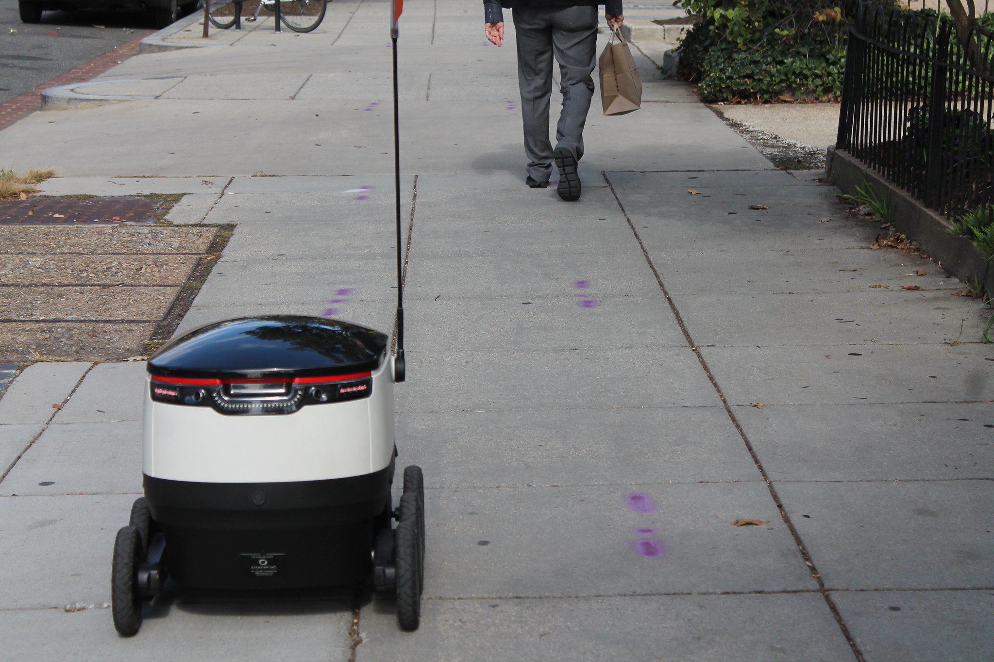 Primul oraș din România în care livrările de mâncare se vor face cu roboți autonomi