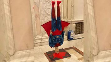 O machetă cu Superman plonjat în cap, adusă în Parlament în ziua votării moțiunii de cenzură. Reacția PNL