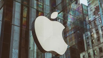 Acţiunile Apple au scăzut cu 1,2% în tranzacţiile din afara pieţei, în urma acestei ştiri.