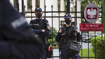 Polițiștii păzesc Tribunalul Constituțional din Varșovia.