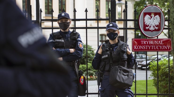 Polițiștii păzesc Tribunalul Constituțional din Varșovia.