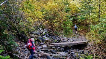 turisti in drumetie pe munte