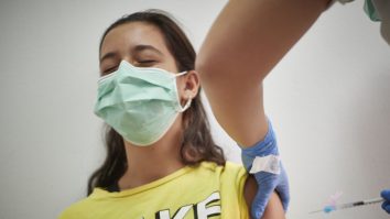 adolescentă vaccinându-se cu moderna