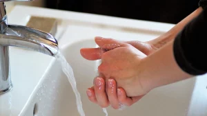 Spălarea mâinilor cu săpun este esenţială în lupta împotriva bolilor infecţioase, inclusiv a COVID-19.