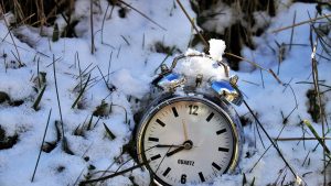 România trece la ora de iarnă în noaptea de sâmbătă spre duminică