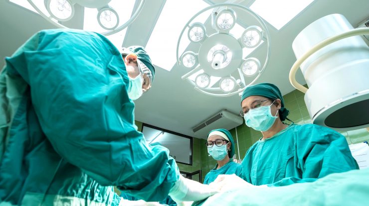 Trei români au primit o nouă şansă la viaţă, după ce familia unei tinere de 32 de ani, în moarte cerebrală, a fost de acord cu donarea de organe.