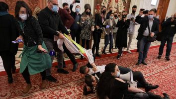 Protest în Parlament: Este incalificabil gestul lor