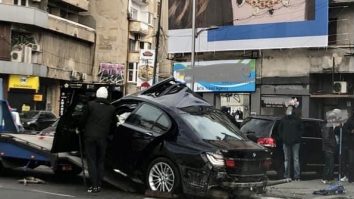 VIDEO. A intrat cu maşina într-un stâlp într-o intersecţie din Capitală, în timp ce era urmărit de polițiști