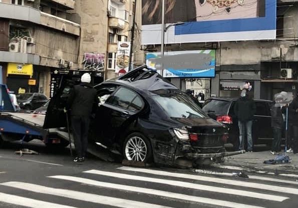 VIDEO. A intrat cu maşina într-un stâlp într-o intersecţie din Capitală, în timp ce era urmărit de polițiști