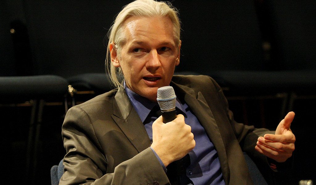 Ziaristul Julian Assange se căsătorește în închisoare