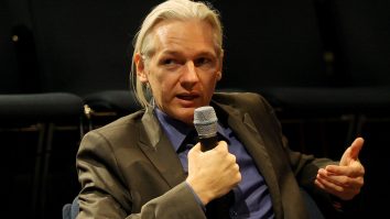 Ziaristul Julian Assange se căsătorește în închisoare