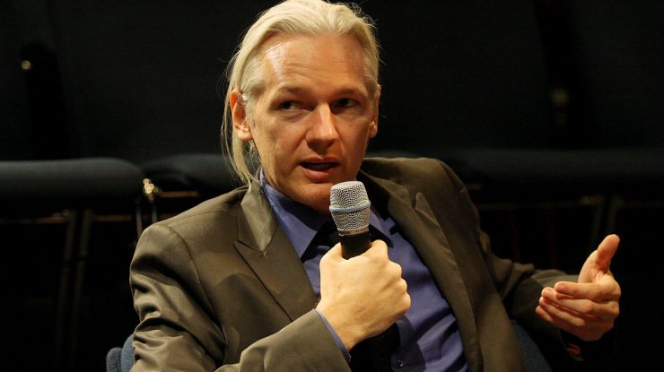 Ziaristul Julian Assange se căsătorește în închisoare