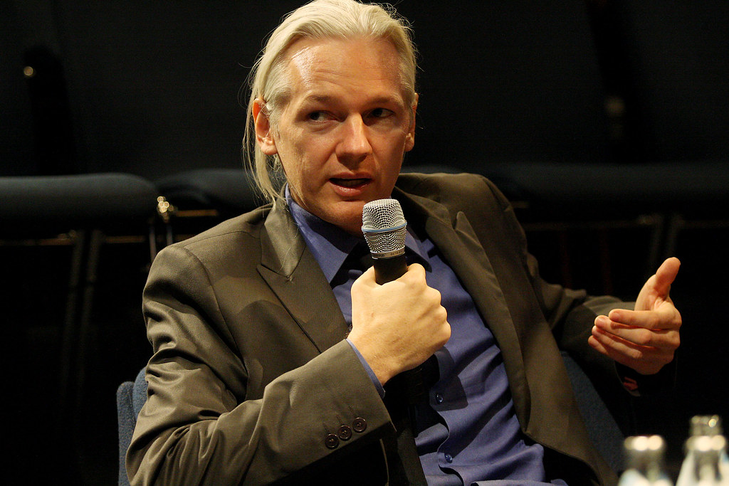 Ziaristul Julian Assange se căsătorește în închisoare