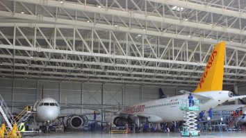 Explozie la Aerostar Bacău. Trei persoane au fost transportate la spital