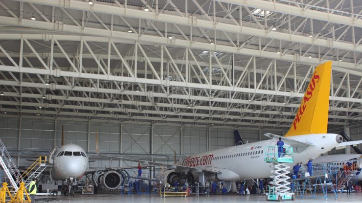 Explozie la Aerostar Bacău. Trei persoane au fost transportate la spital