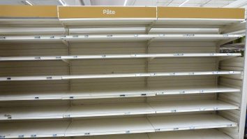 Îndemnul Chinei către cetățeni să-și facă provizii are efecte și în România. Magazinele din Timiș limitează cumpărarea unor produse de bază