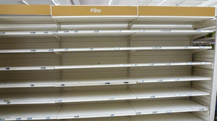 Îndemnul Chinei către cetățeni să-și facă provizii are efecte și în România. Magazinele din Timiș limitează cumpărarea unor produse de bază