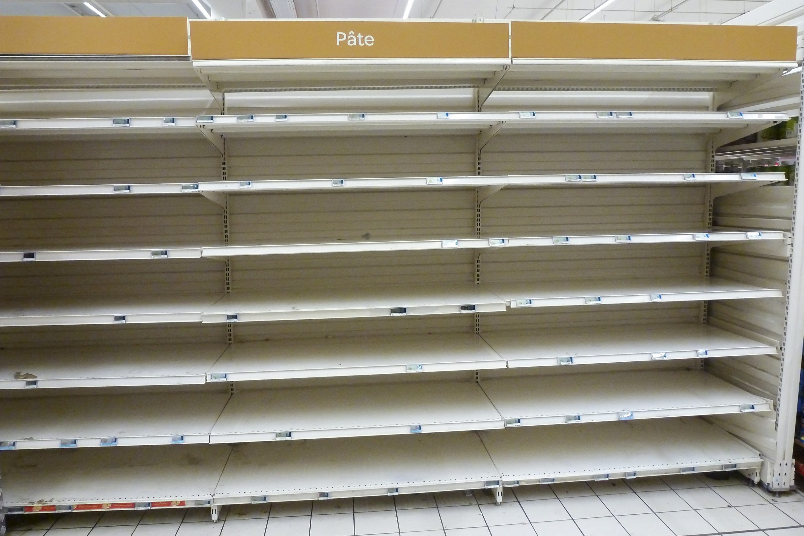 Îndemnul Chinei către cetățeni să-și facă provizii are efecte și în România. Magazinele din Timiș limitează cumpărarea unor produse de bază