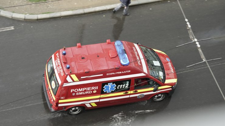 Un tânăr de 19 ani a rămas fără o mână după ce a încercat să taie un proiectil cu bormaşina