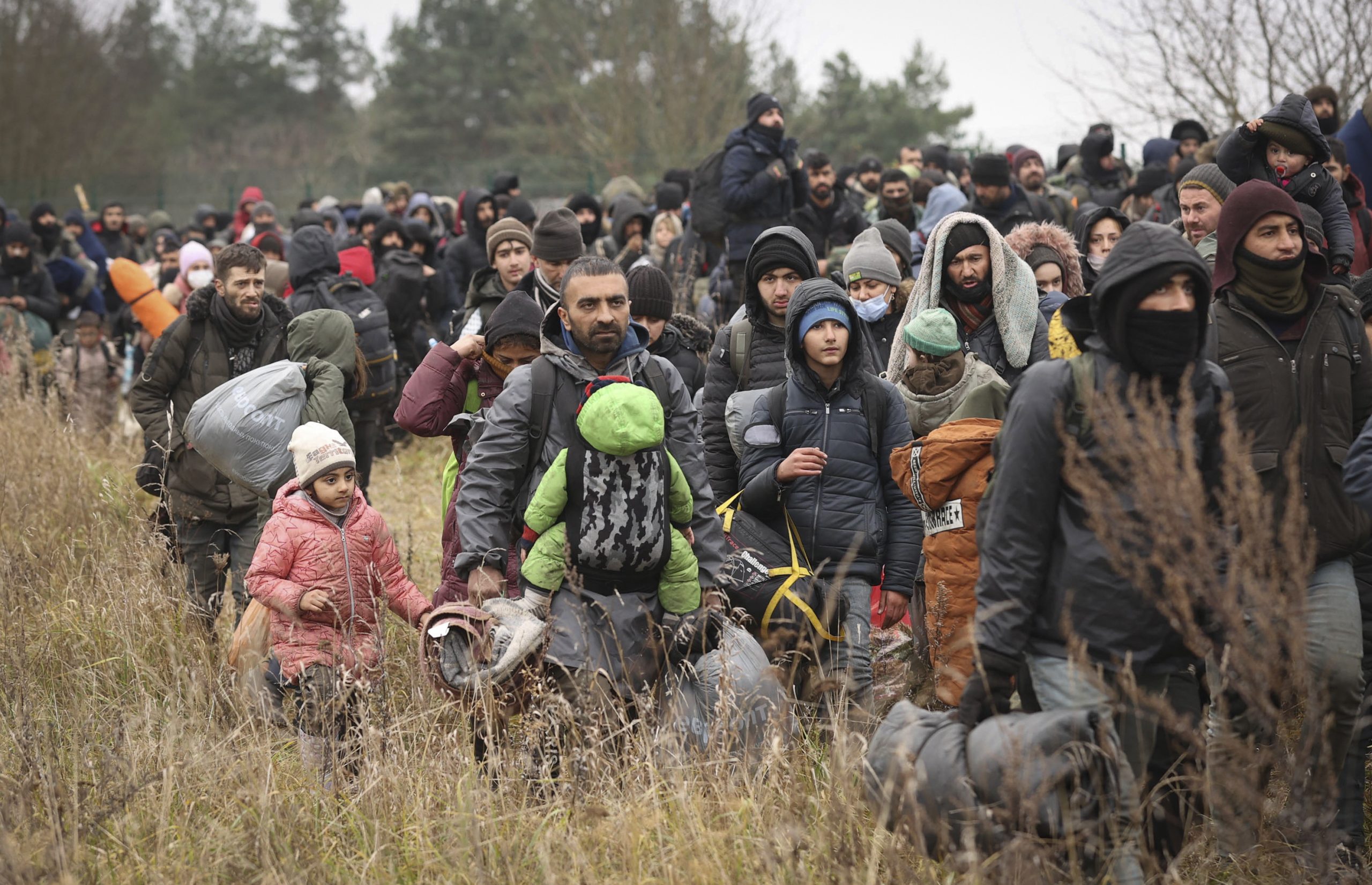 Belarus a început să evacueze imigranţii din apropierea frontierei cu Polonia