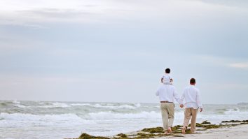 Primul cuplu gay care au adoptat un copil în România