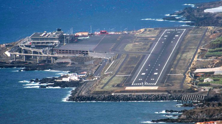 20 de pasageri au fugit dintr-un avion în urma unei aterizări de urgență. Incidentul a afectat 56 de zboruri comerciale