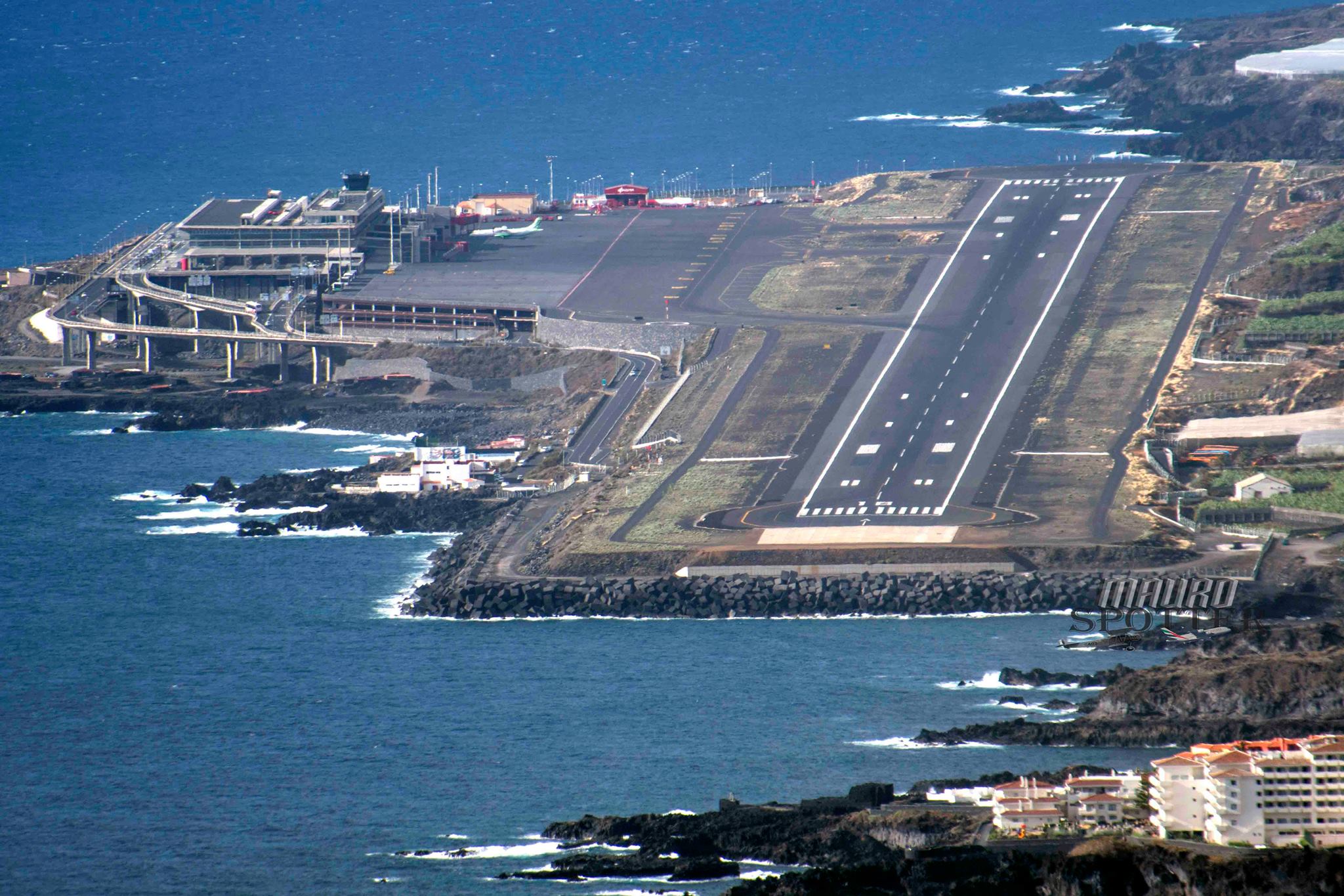 20 de pasageri au fugit dintr-un avion în urma unei aterizări de urgență. Incidentul a afectat 56 de zboruri comerciale