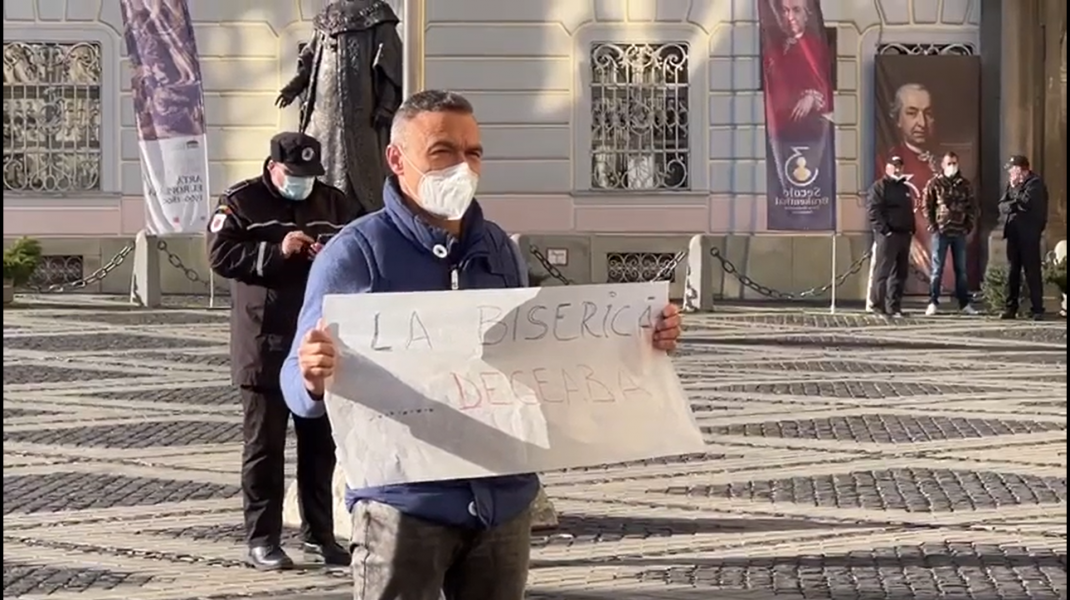 Klaus Iohannis întâmpinat cu proteste în Piața Mare: ”Jó napot kívánok,  PSD!&quot;