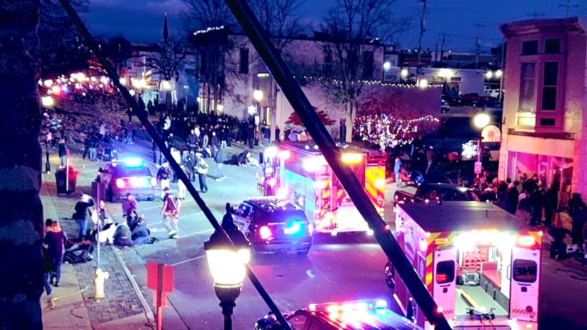 5 morți și peste 40 de răniți după ce un SUV a intrat în plin într-o paradă de Crăciun din Wisconsin