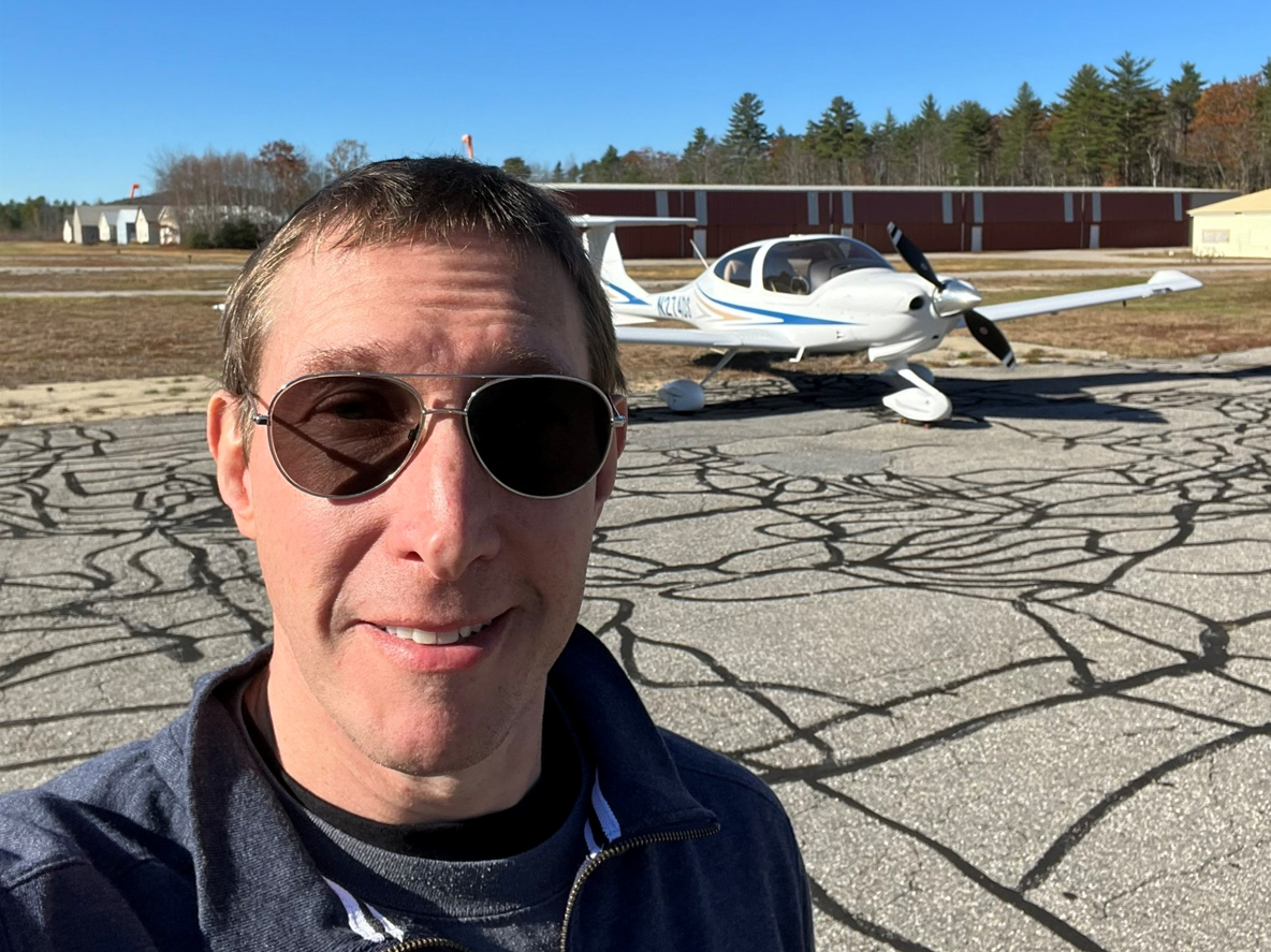 Un pilot care luna trecută a zburat în spaţiu a murit într-un accident de avion