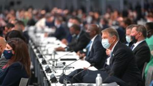 Klaus Iohannis cu paltonul pe masă