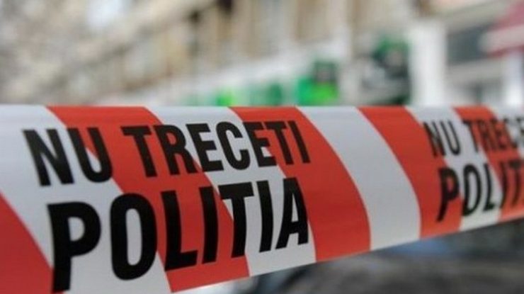 Crimă şocantă în Neamţ. Un bărbat şi-a înjunghiat soția și cei doi copii, una dintre fetițe a decedat